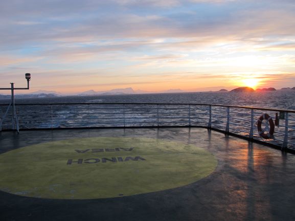 An Deck der Vesteralen mit Sonnenaufgang