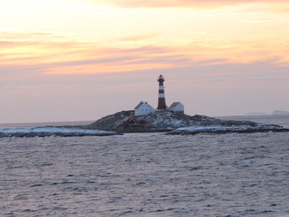 Eine kleine Insel mit Leuchtturm