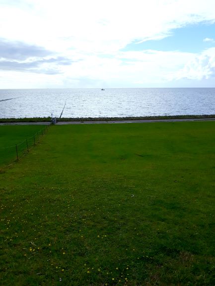 Urlaub im Ferienhaus an der Nordseee: Blick vom Deich auf die Nordsee bei Flut