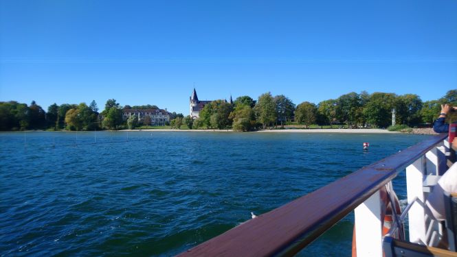 Kurztrip an die Müritz Blickvom Wasser auf das Schlosshotel